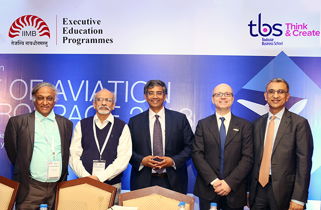 Dr. Raghunath S, Professeur, IIM Bangalore, Prof. G Raghuram, Directeur IIM Bangalore, Dr. Dwarakanath, Président, Airbus India, Dr. Christophe Bénaroya, Professeur et Directeur Aerospace MBA, et Vinay Dube, CEO, Jet Airways.